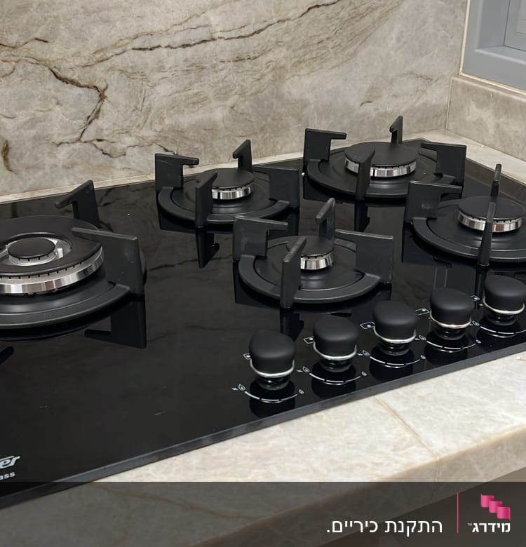 כיריים גז שחורות עם חמישה מבערים וכפתורים